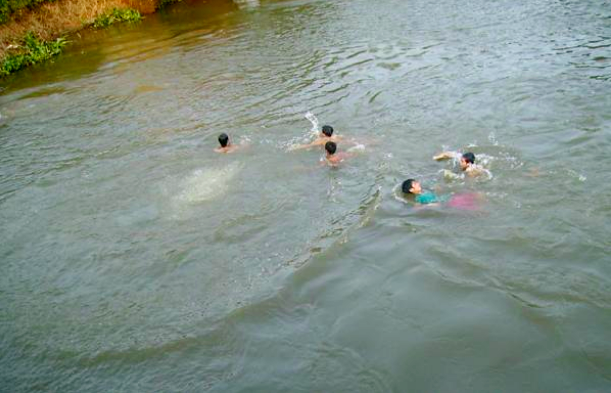 Tình trạng trẻ đuối nước tăng, Vĩnh Phúc xây dựng đề án dạy bơi trong trường học - Ảnh 1.