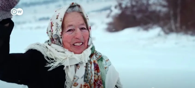 'Người phụ nữ cô đơn nhất thế giới': Sống một mình ở hồ băng lạnh giá, sợ hãi vì bỗng nhiên nổi tiếng - Ảnh 8.