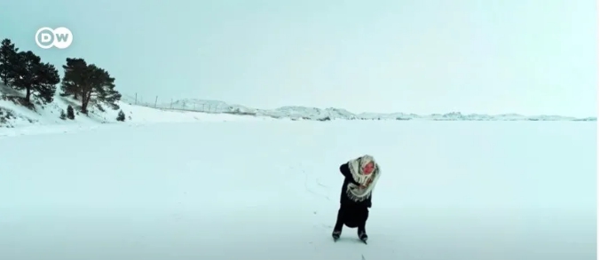 'Người phụ nữ cô đơn nhất thế giới': Sống một mình ở hồ băng lạnh giá, sợ hãi vì bỗng nhiên nổi tiếng - Ảnh 5.