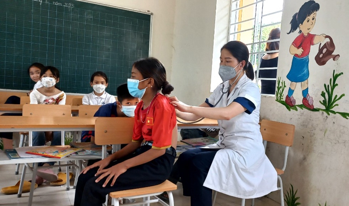 Muốn được tiêm cho bố, cô gái Thái quyết thành bác sĩ bám bản, hiện là niềm tự hào của bản làng