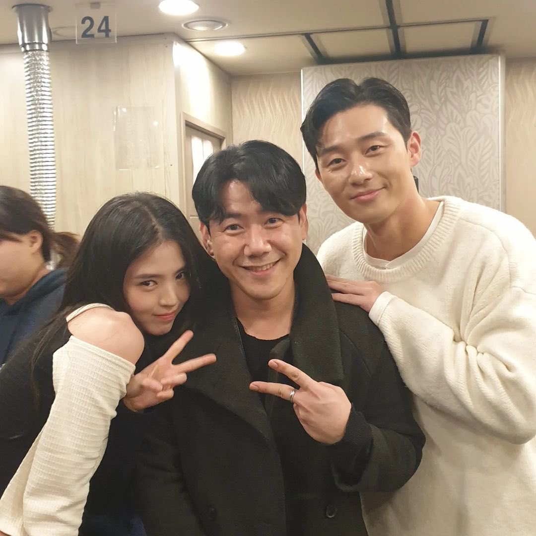 Dậy sóng loạt ảnh Han So Hee và Park Seo Joon trong tiếc đóng máy: 2 cực phẩm nhan sắc chấp cả camera thường, gây bão MXH - Ảnh 1.