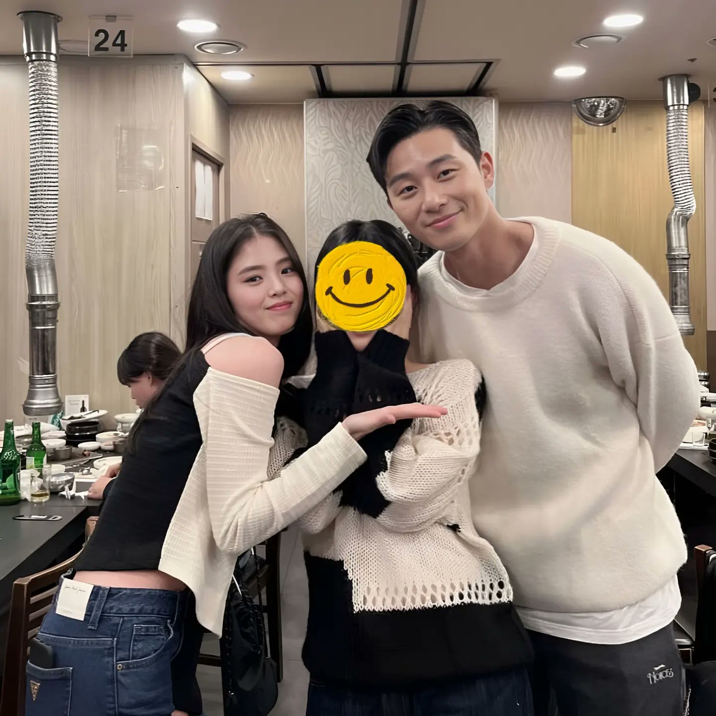 Dậy sóng loạt ảnh Han So Hee và Park Seo Joon trong tiếc đóng máy: 2 cực phẩm nhan sắc chấp cả camera thường, gây bão MXH - Ảnh 2.