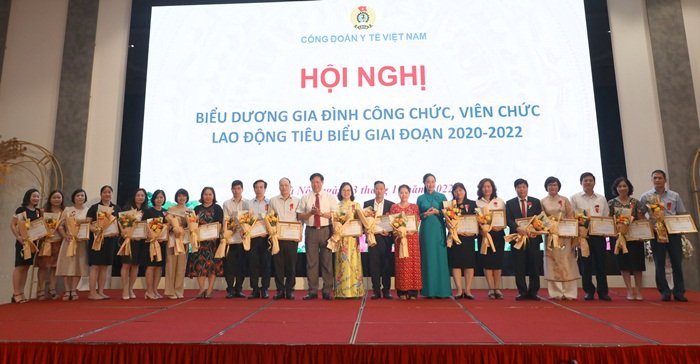 Công đoàn Y tế Việt Nam biểu dương, khen thưởng gia đình tiêu biểu - Ảnh 2.