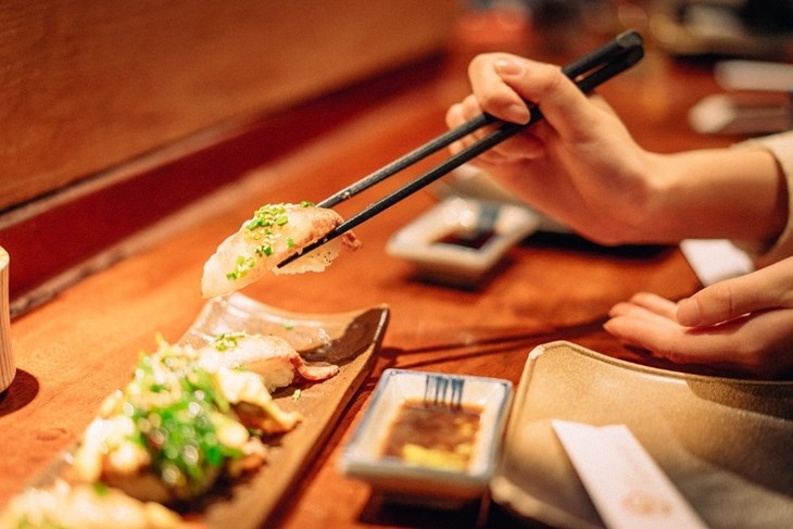Ăn cá 5 bữa/tuần, tại sao người Nhật không ăn cá sông mà chỉ thích cá biển? - Ảnh 1.