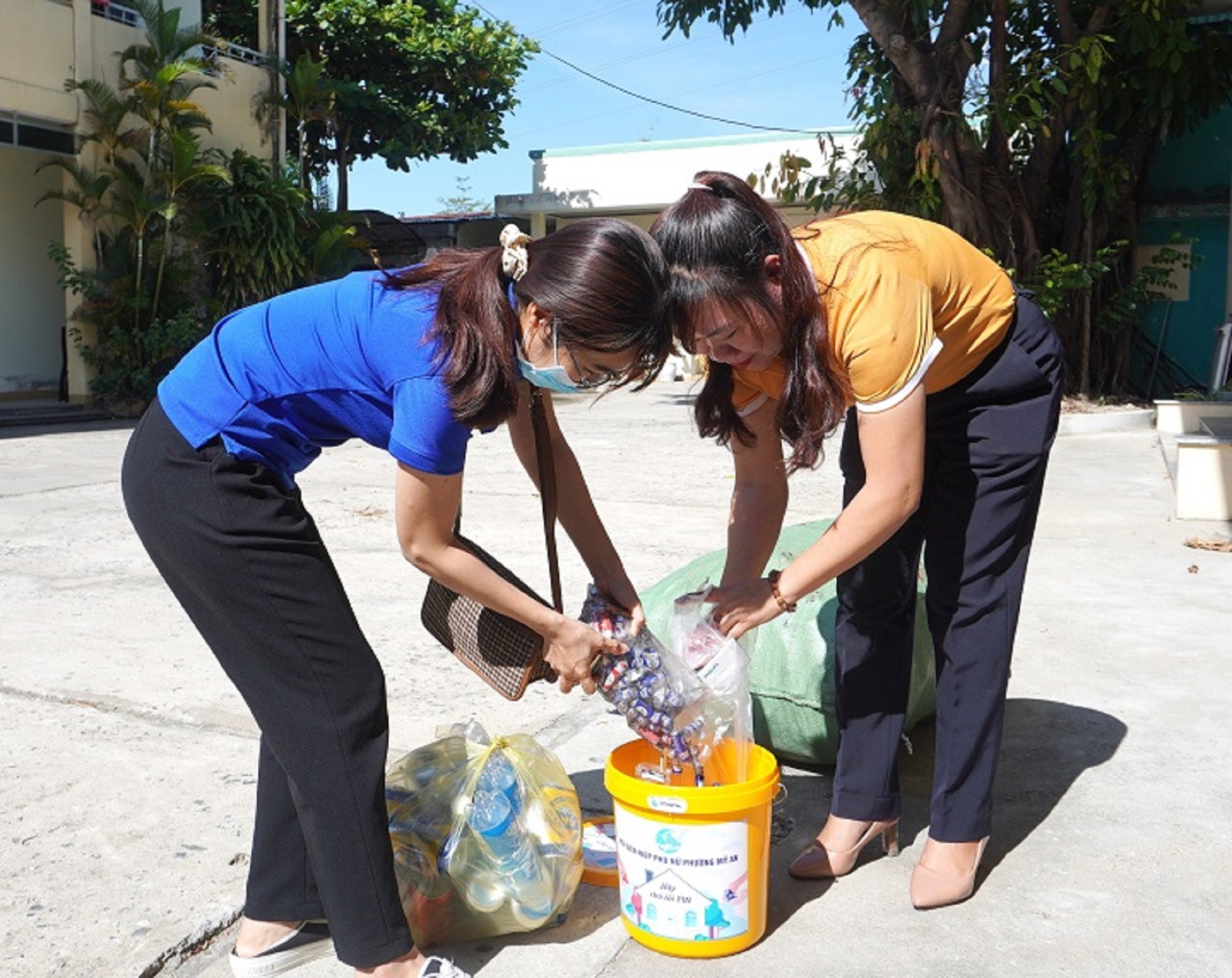 Thu gom rác thải tại khu dân cư, góp phần xây dựng nông thôn mới - Ảnh 10.