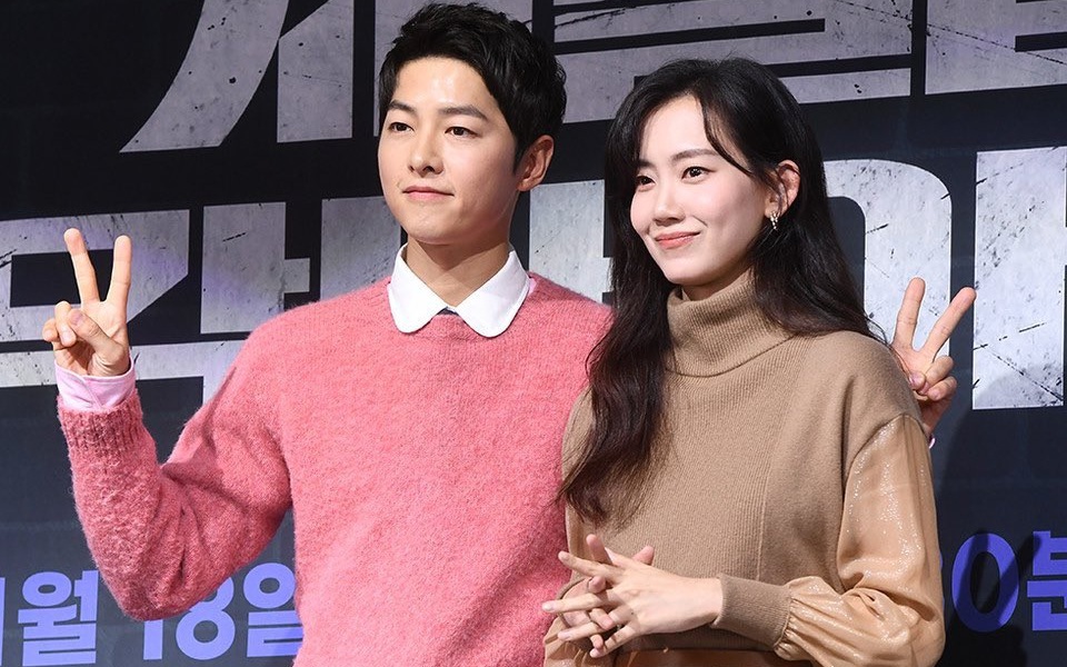 Song Joong Ki sánh đôi bên &quot;chị đẹp&quot; Shin Hyun Been ra mắt phim mới