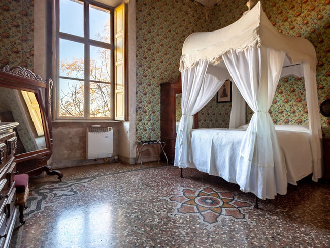 Ngạc nhiên cuộc sống &quot;cổ tích&quot; trong lâu đài 900 tuổi nước Ý: Có 45 phòng, gia đình mất 2 tiếng để gặp nhau - Ảnh 3.