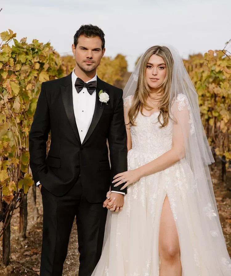 Đám cưới Taylor Lautner gây sốt: Cô dâu cùng tên đẹp không kém minh tinh, người sói bế bổng hôn vợ say đắm - Ảnh 1.