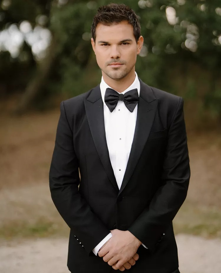 Đám cưới Taylor Lautner gây sốt: Cô dâu cùng tên đẹp không kém minh tinh, người sói bế bổng hôn vợ say đắm - Ảnh 4.