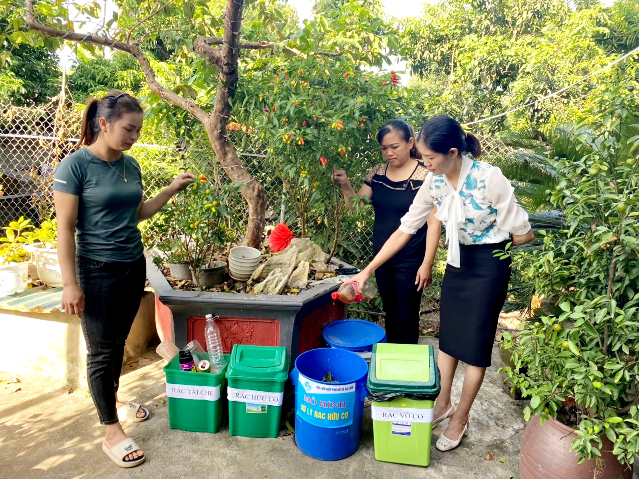 Hội LHPN huyện Lạng Giang, Bắc Giang: Mô hình ủ rác hữu cơ tại hộ gia đình góp phần nâng cao giá trị cuộc sống xanh