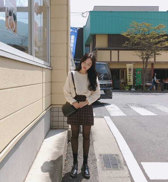 Học hội mặc đẹp xứ Hàn có 8 cách mặc đẹp với chân váy dạ  - Ảnh 8.