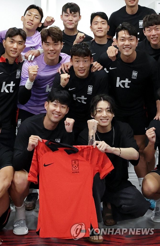 Jungkook (BTS) bảnh bao, gặp gỡ Son Heung Min và tuyển bóng đá Hàn Quốc tại World Cup - Ảnh 2.