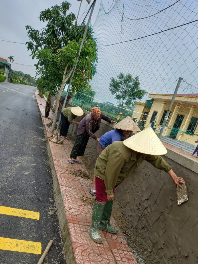 Chị em phụ nữ tay bai, tay cuốc chung tay xây dựng NTM trên quê hương Đại thi hào Nguyễn Du - Ảnh 1.