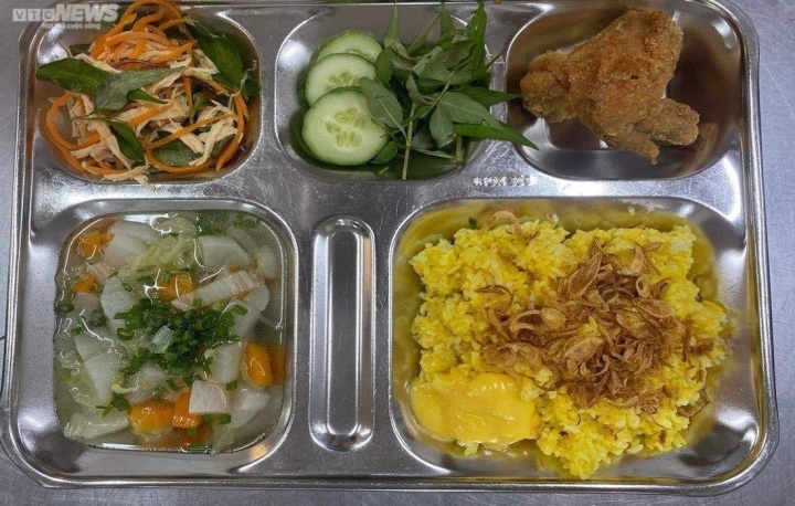 Vụ ngộ độc thực phẩm tại Trường iSchool Nha Trang: Nam sinh lớp 4 cho biết không ăn hết phần cơm vì thấy thịt gà có mùi - Ảnh 2.