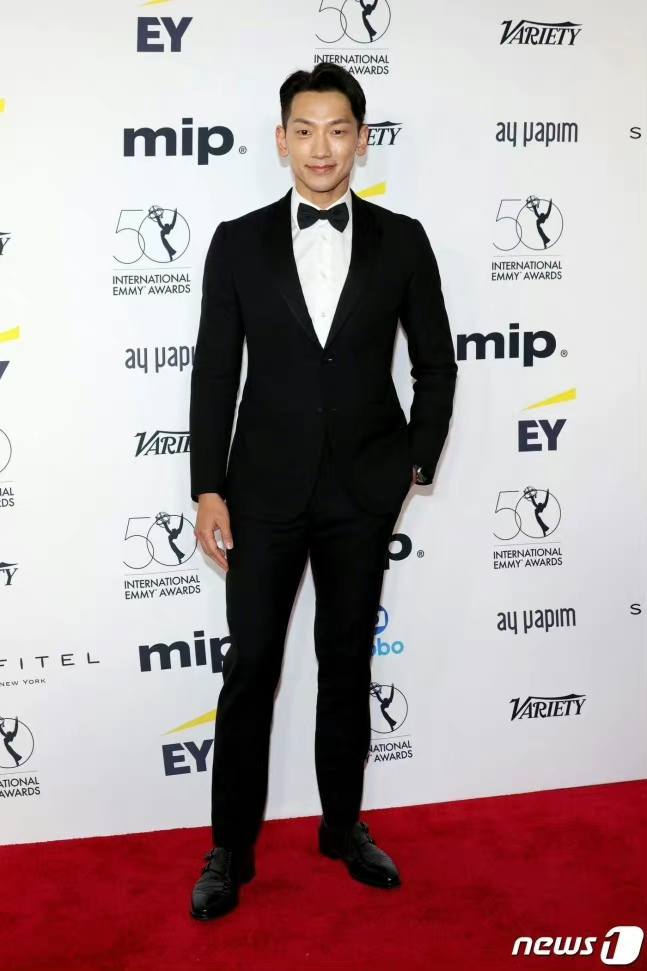 Song Joong Ki trẻ trung hội ngộ Bi Rain tại thảm đỏ Lễ trao giải phim quốc tế Emmy tại New York  - Ảnh 2.