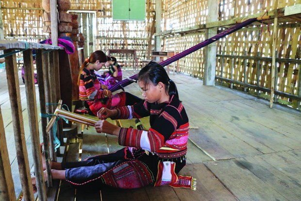 Những người gìn giữ nghề dệt thổ cẩm của phụ nữ Bahnar - Ảnh 2.