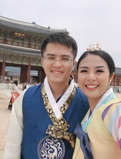 11 năm yêu của Hoa hậu Ngọc Hân cùng vị hôn phu và bức ảnh hiếm ở lễ dạm ngõ  - Ảnh 3.