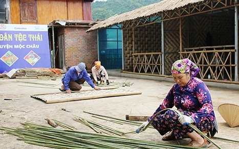 Hội viên phụ nữ xã Đông Sang tham gia xây dựng không gian văn hóa dân tộc Thái. Ảnh: Hội LHPN tỉnh Sơn La