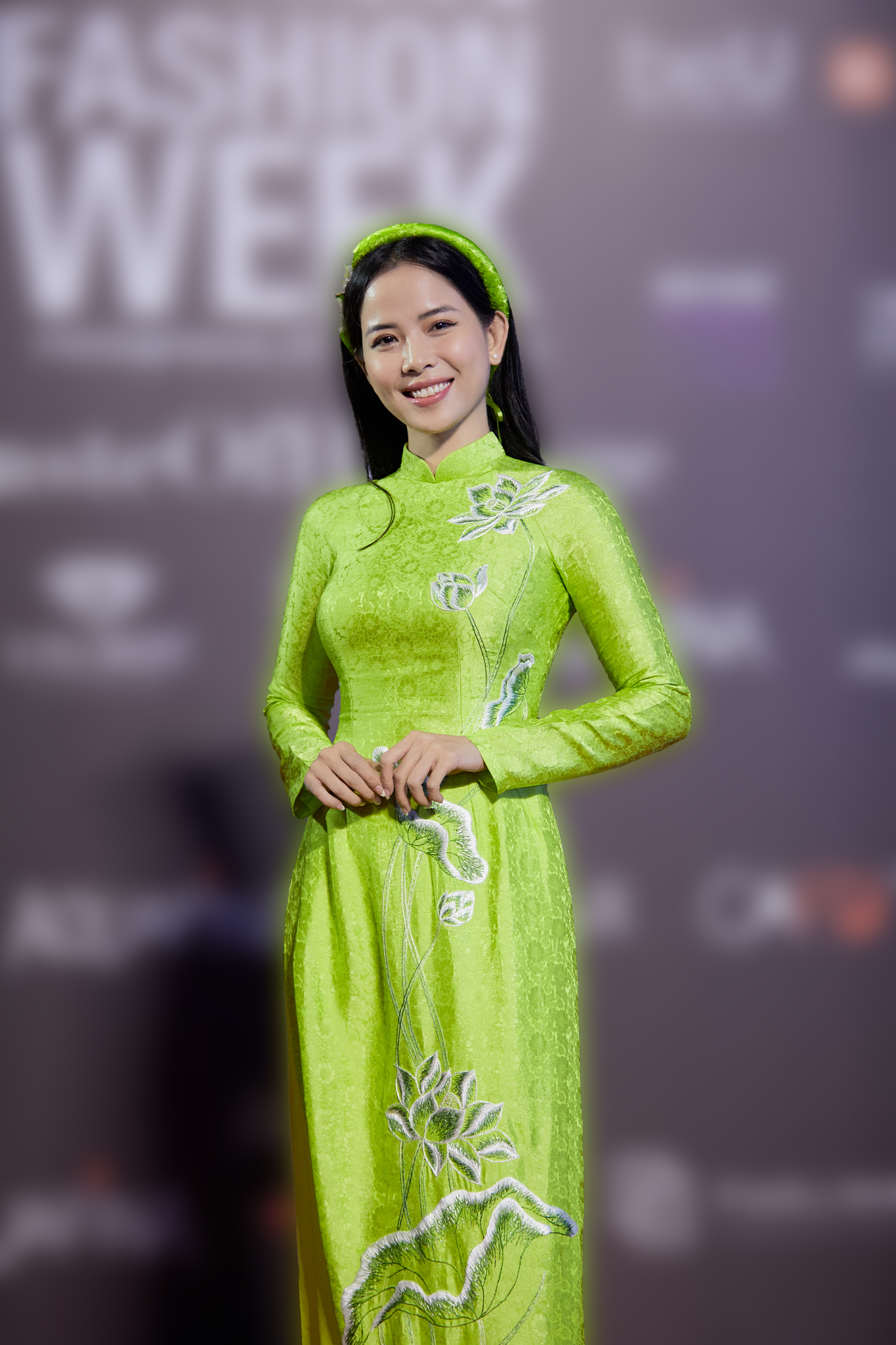 Vợ chồng Bình An - Phương nga hội ngộ cùng dàn diễn viên VTV trên thảm đỏ mở màn Tuần lễ thời trang - Ảnh 10.