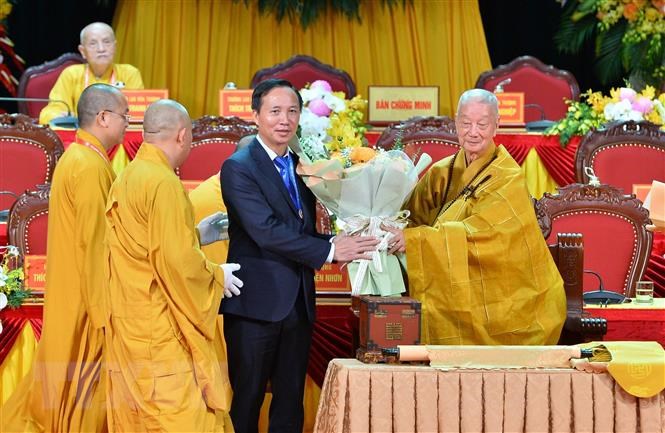 Trưởng Ban Tôn giáo Chính phủ Vũ Hoài Bắc chúc mừng Trưởng lão Hòa thượng Thích Trí Quảng - Ảnh: TTXVN