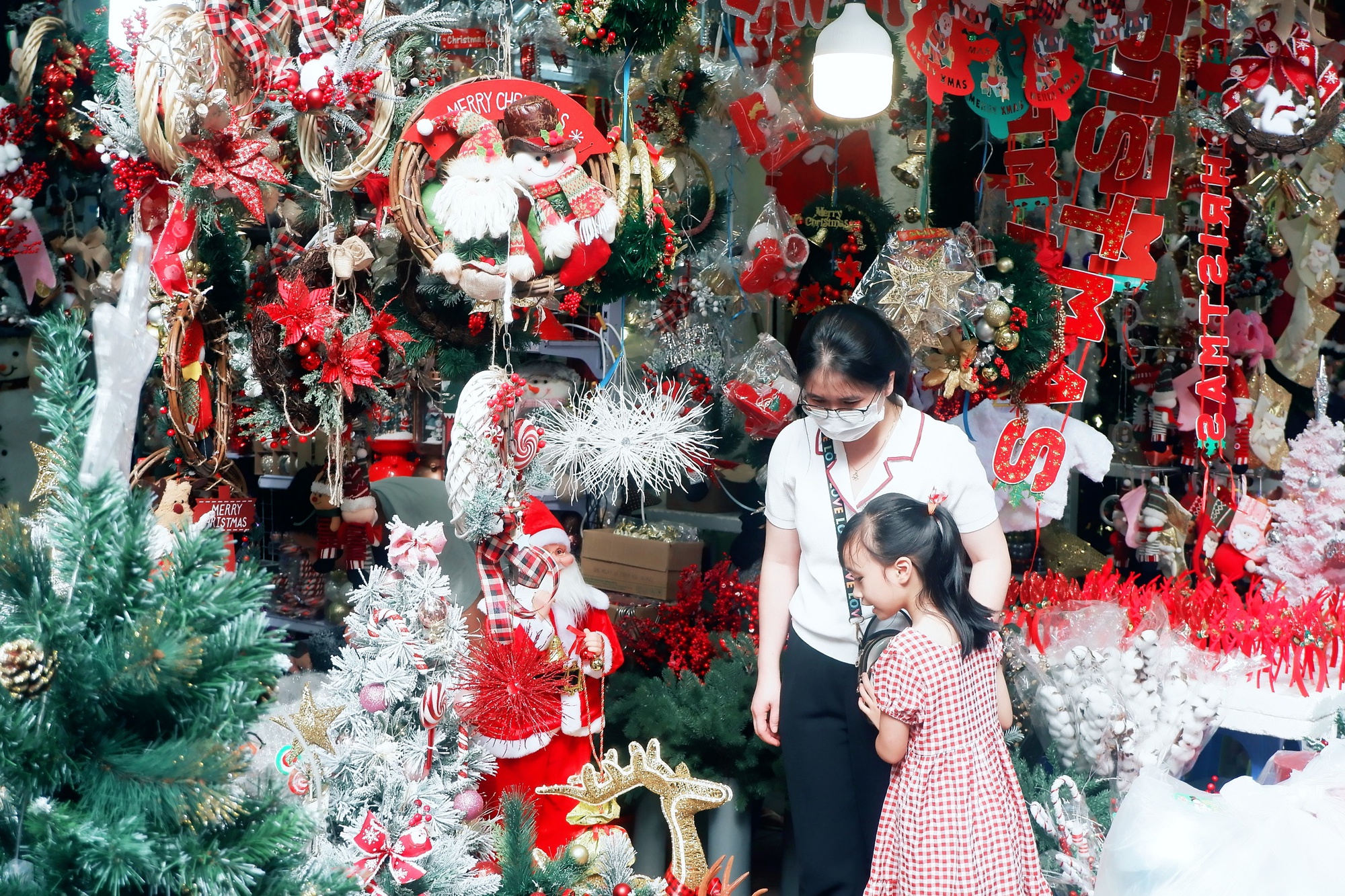 Hà Nội: Phố Hàng Mã &quot;lên đồ&quot; trang trí lung linh sắc màu, khách thỏa sức mua sắm về trang trí Giáng sinh - Ảnh 1.