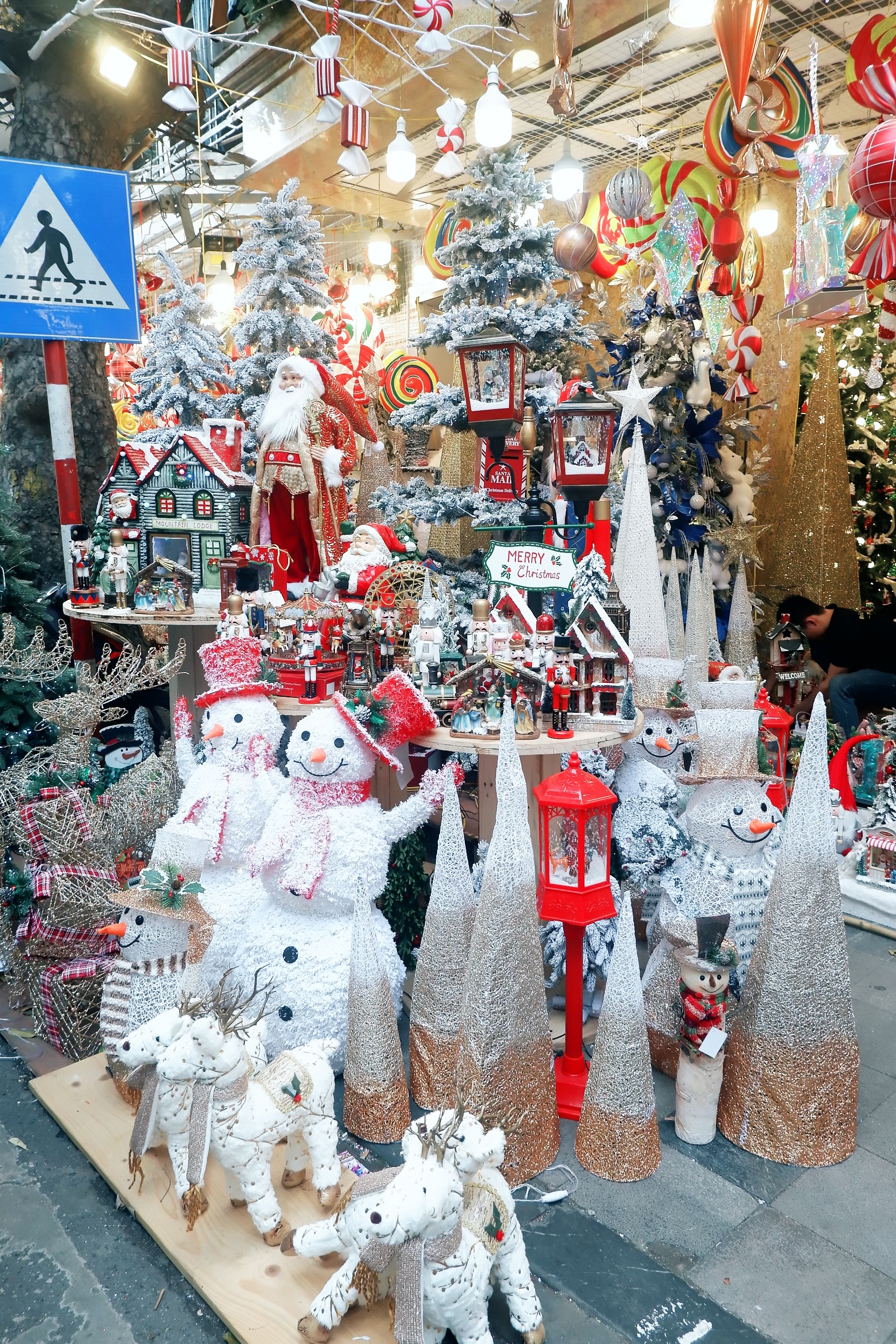 Hà Nội: Phố Hàng Mã &quot;lên đồ&quot; trang trí lung linh sắc màu, khách thỏa sức mua sắm về trang trí Giáng sinh - Ảnh 5.