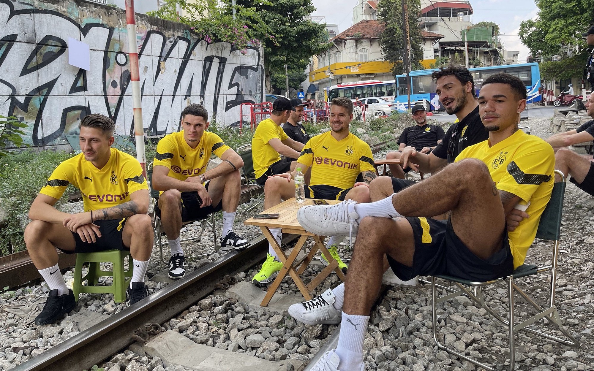 Dàn cầu thủ Dortmund ngồi trên phố đường tàu: Đã lập barie rào chắn quán cà phê vi phạm 