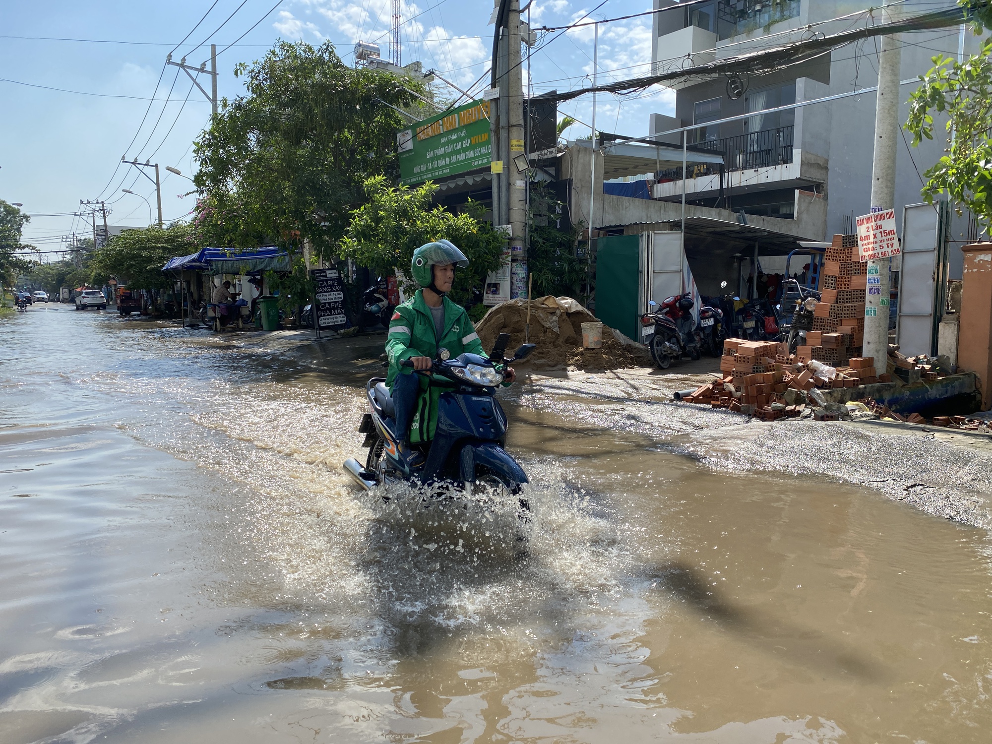 Cư dân ở TP.HCM vật vã lội nước ngập hơn 12 tiếng chưa rút, phương tiện chết máy la liệt  - Ảnh 11.