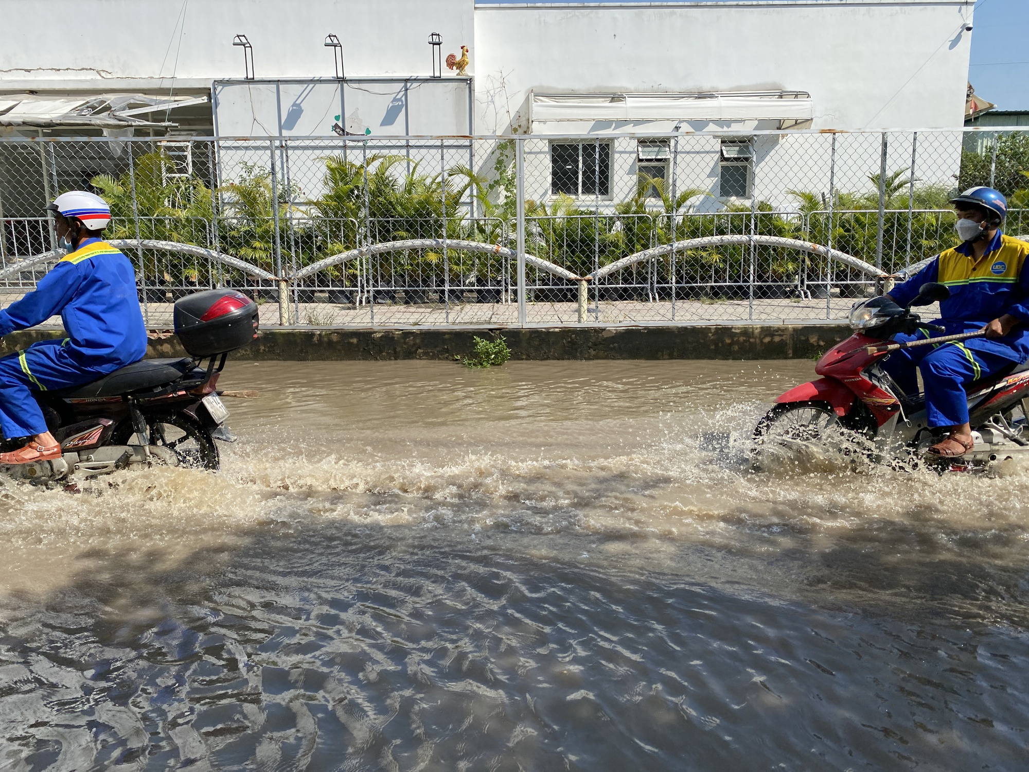 Cư dân ở TP.HCM vật vã lội nước ngập hơn 12 tiếng chưa rút, phương tiện chết máy la liệt  - Ảnh 9.