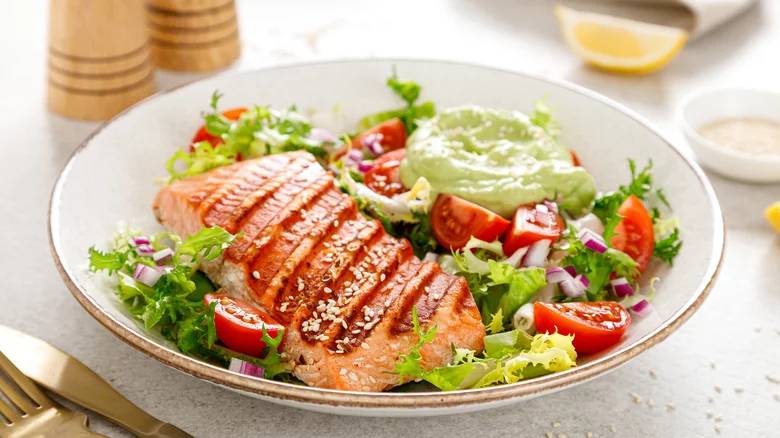 5 món nên bỏ và 4 thực phẩm nên cho vào món salad để ăn vừa ngon miệng mà không lo tăng cân - Ảnh 8.