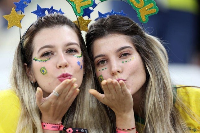 Những nữ cổ động viên gây chú ý trên khán đài World Cup 2022 - Ảnh 5.