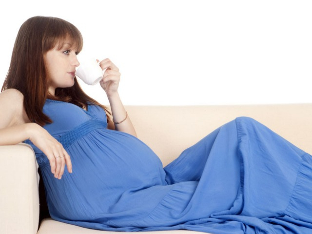 Mẹ bầu mê uống cà phê hàng ngày có thể khiến bé sinh ra bị thấp hơn 2,2cm?