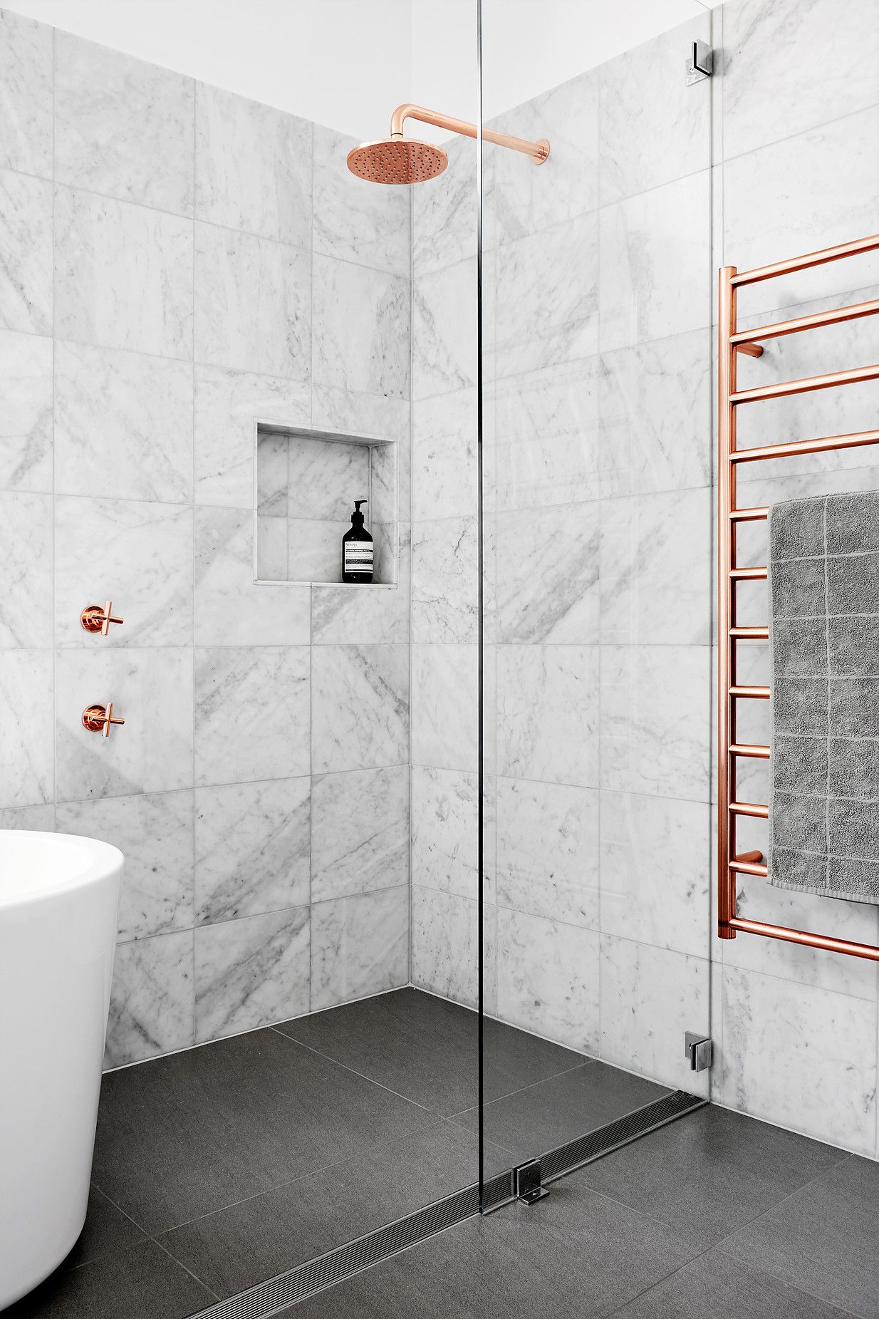 Học lỏm mẹo hay từ chuyên gia để tối ưu không gian bên trong phòng tắm nhỏ - Ảnh 2.