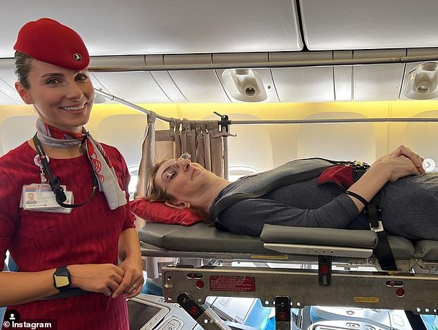 Đây là cách người phụ nữ cao nhất thế giới thực hiện chuyến bay đầu tiên trong đời - Ảnh 2.