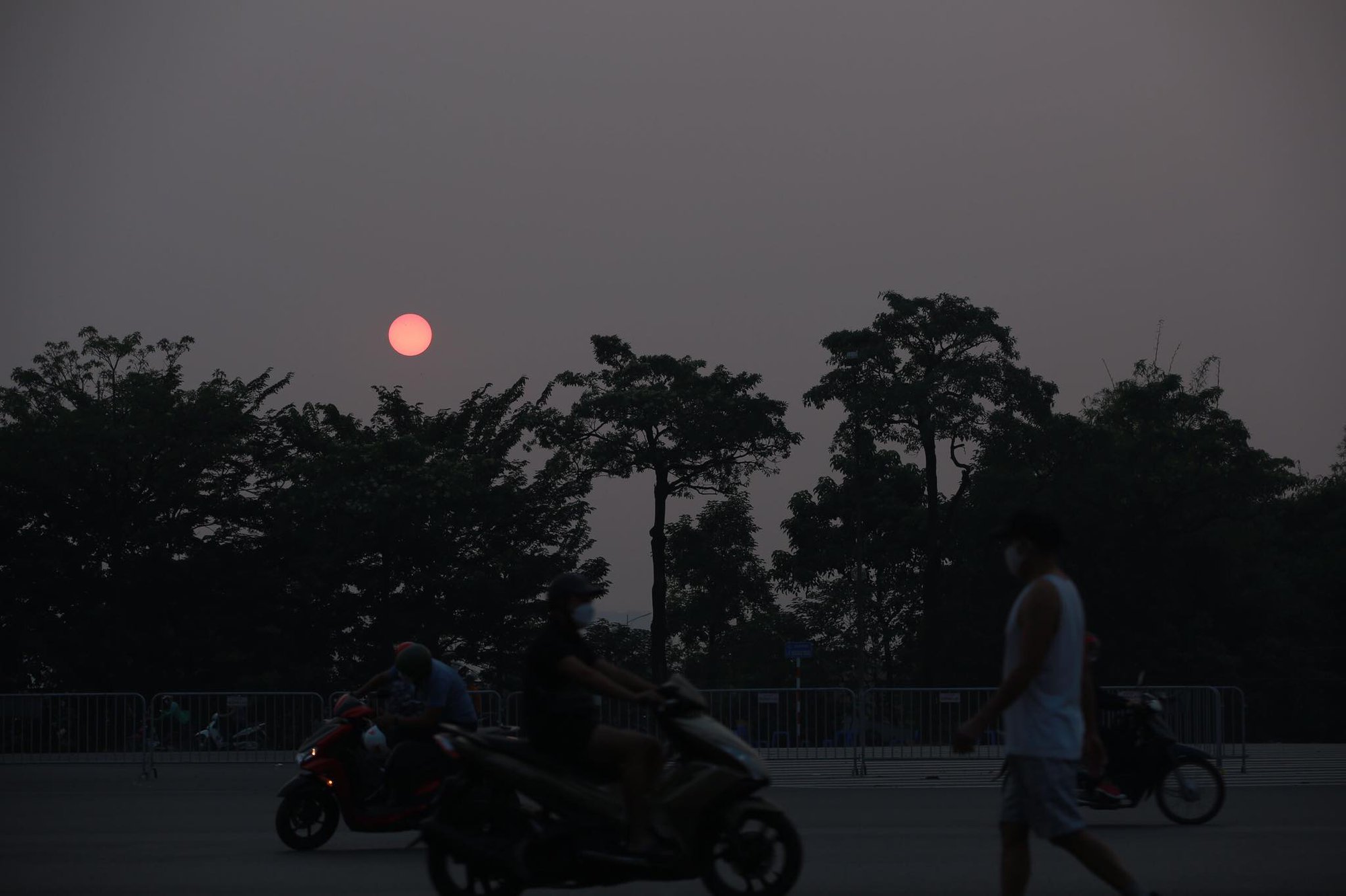 Người dân mang máy ảnh, kính thiên văn để “săn” nguyệt thực toàn phần cuối cùng trong năm 2022 - Ảnh 9.