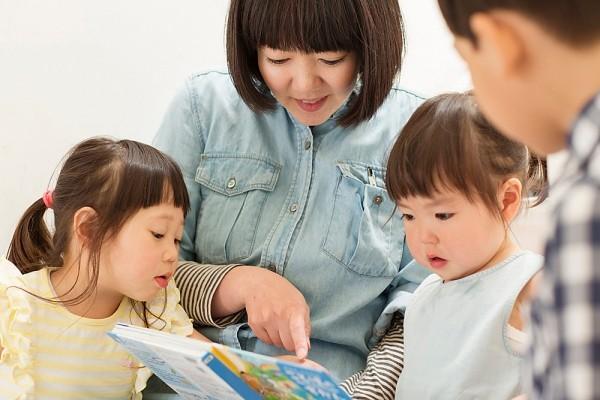 Cách cha mẹ sống quyết định tương lai của con: Đừng lướt điện thoại rồi ép con mình đọc sách - Ảnh 2.