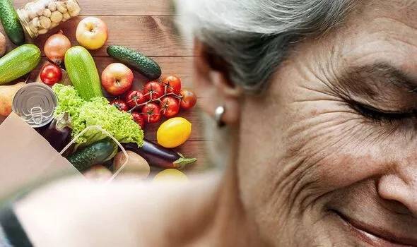 Người phụ nữ 102 tuổi chia sẻ bí quyết: Không hạn chế chuyện ăn uống như nhiều người vẫn làm - Ảnh 1.