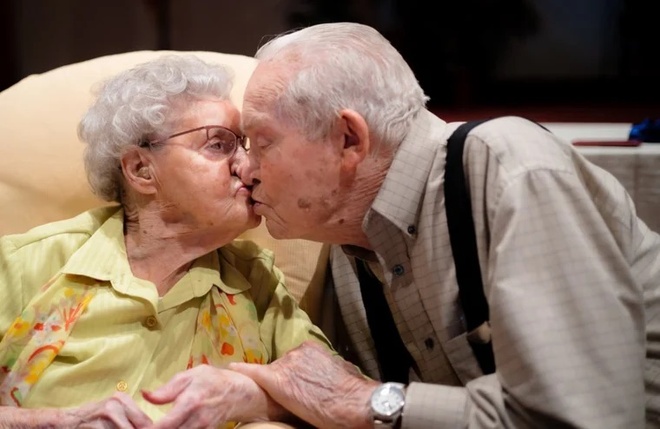 Đôi vợ chồng 100 tuổi kết hôn gần 80 năm qua đời cách nhau chưa đầy 24 giờ - Ảnh 1.