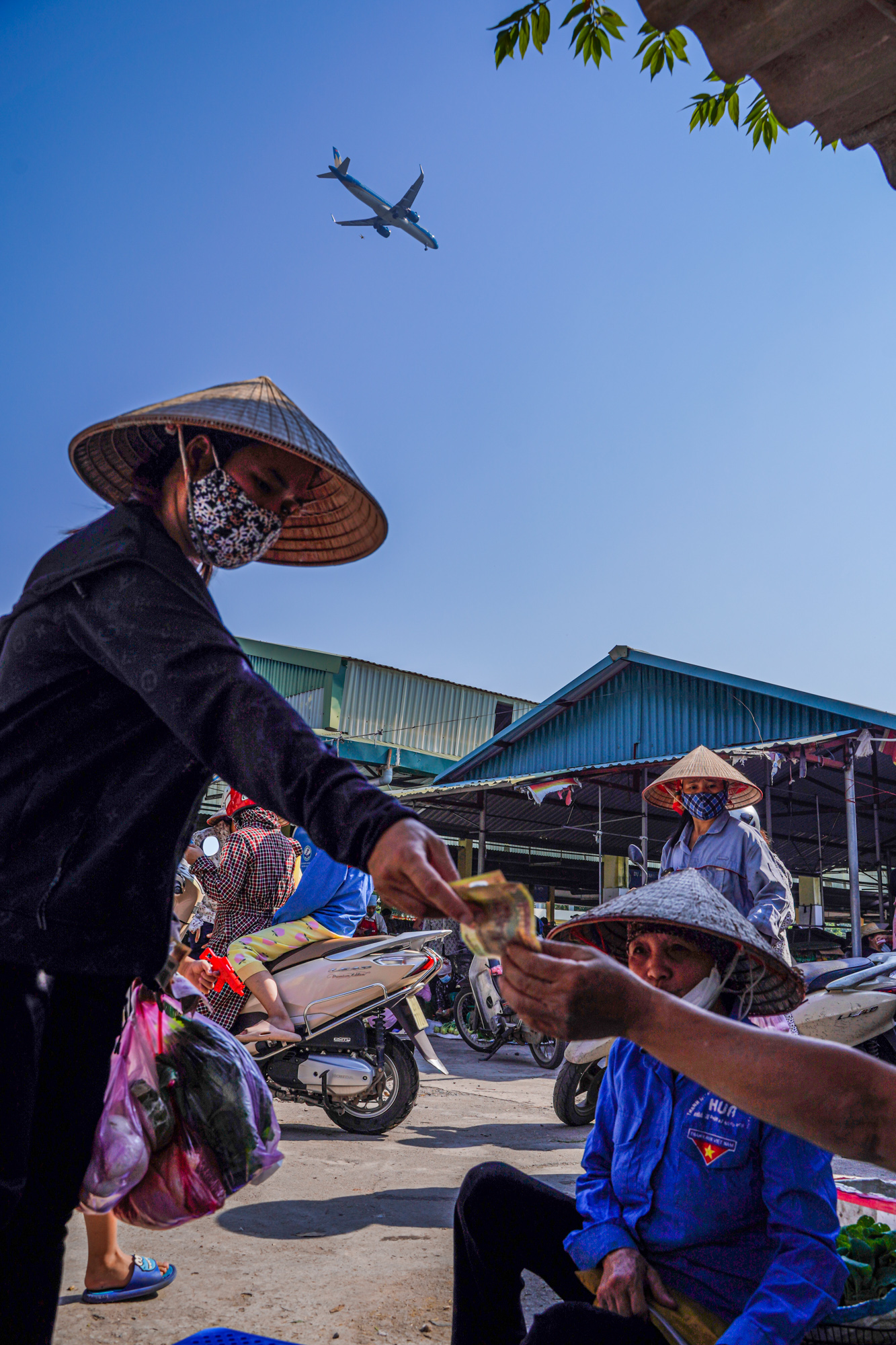 Cuộc sống dưới cánh &quot;chim sắt khổng lồ&quot; của người dân Sóc Sơn - Ảnh 2.