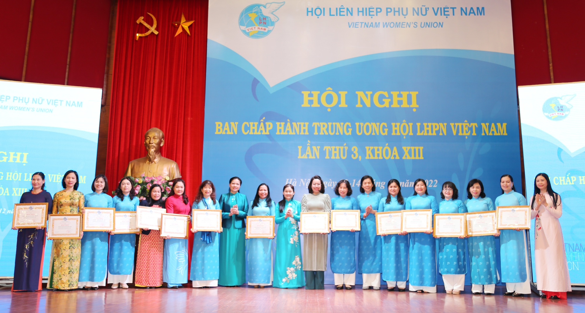 https://phunuvietnam.mediacdn.vn/179072216278405120/2022/12/14/13-cum-1670991575162810289726.jpg