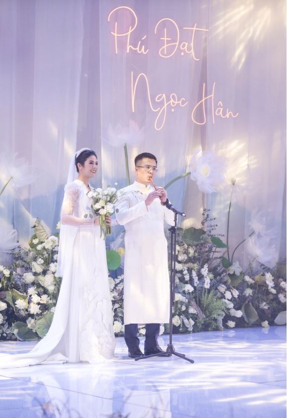 Chú rể Phạm Phú Đạt thổi sáo trong đám cưới với Hoa hậu Ngọc Hân