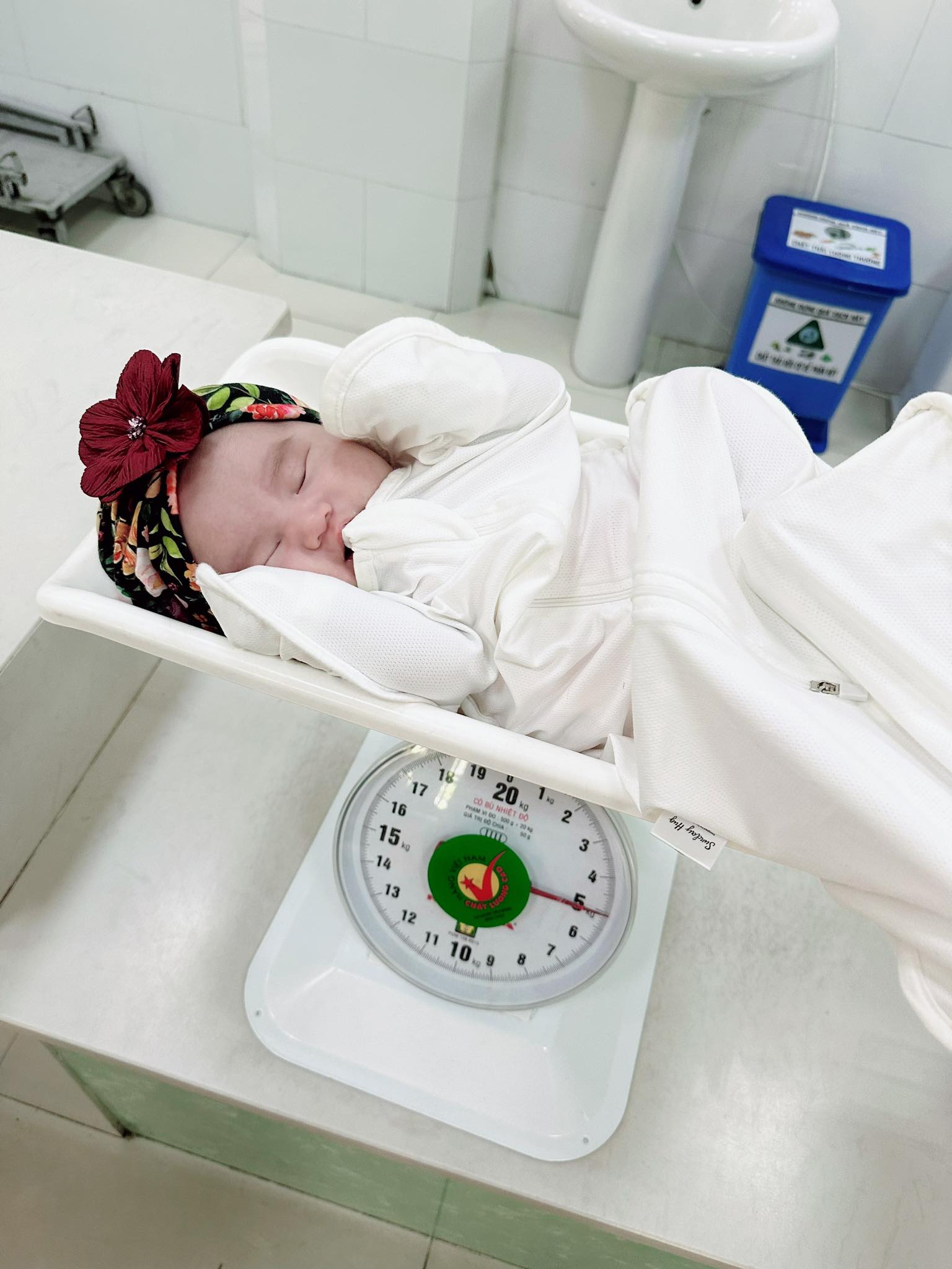 Mẹ bỉm tiết lộ bí quyết giúp sinh thường em bé nặng 3,5kg da trắng, môi đỏ dễ dàng - Ảnh 4.