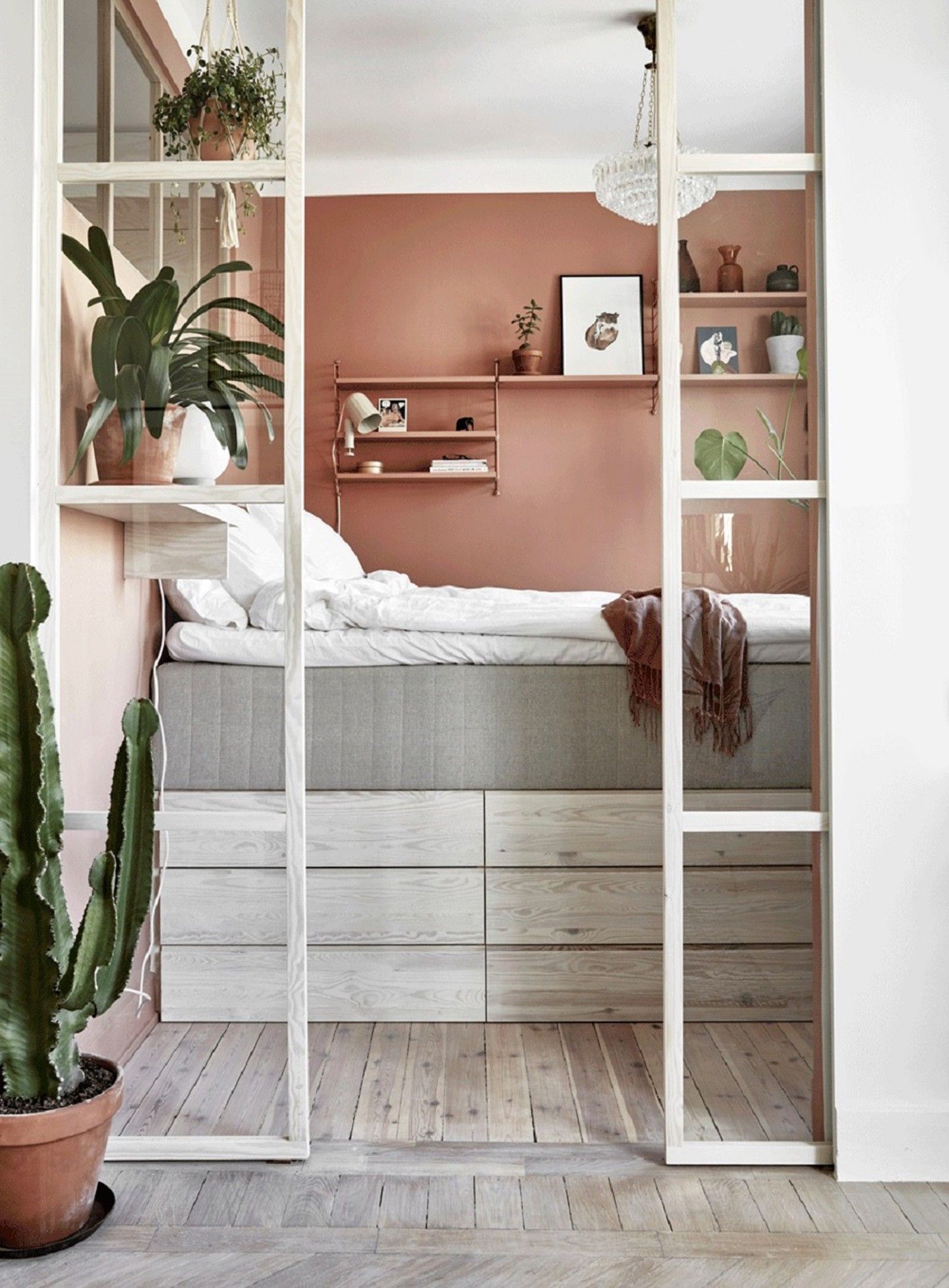 Những ý tưởng thiết kế biến căn phòng ngủ trở nên hoàn hảo bất chấp diện tích nhỏ hẹp - Ảnh 1.