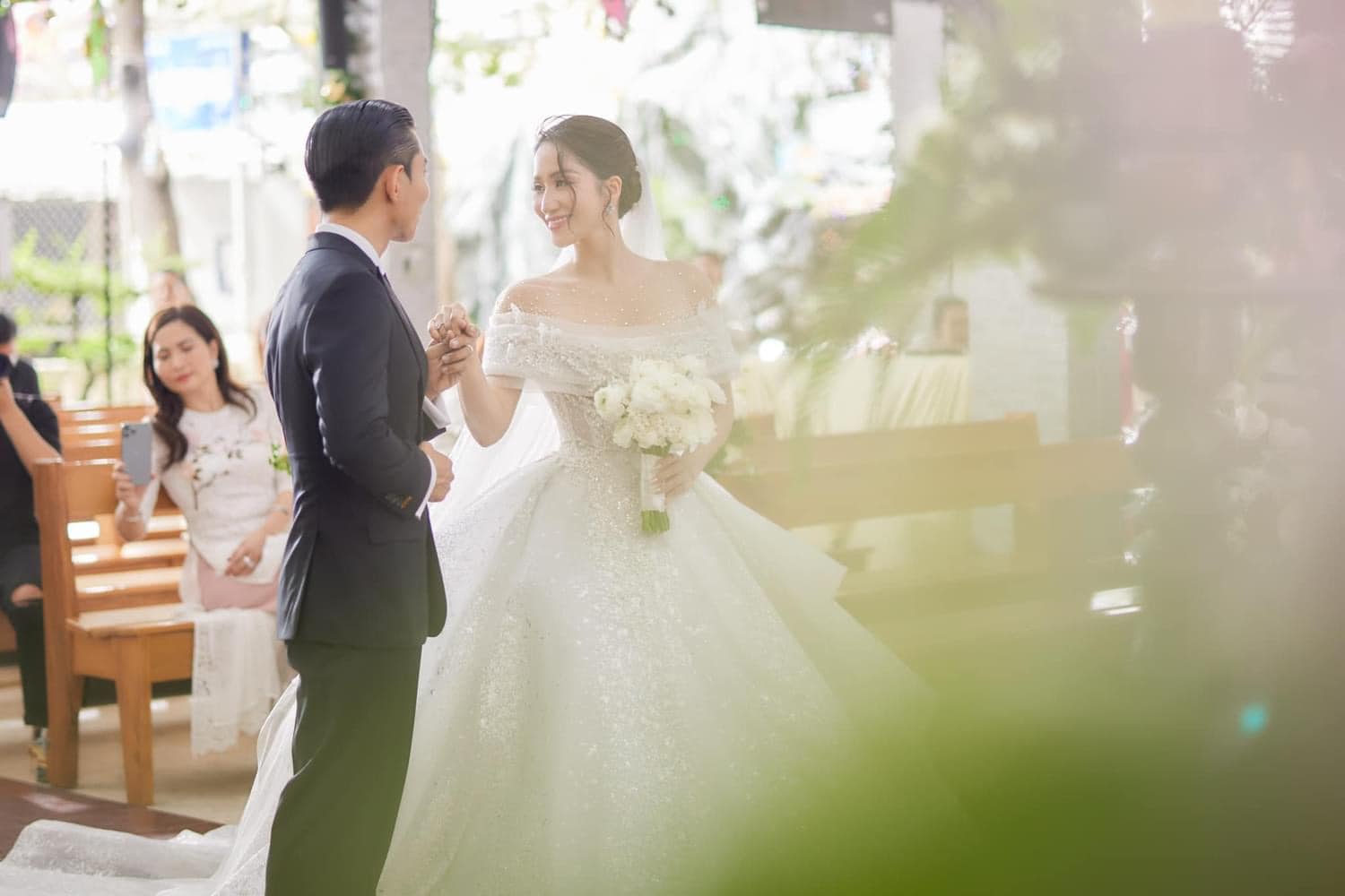 Váy cưới của Khánh Thi - Ảnh 3.