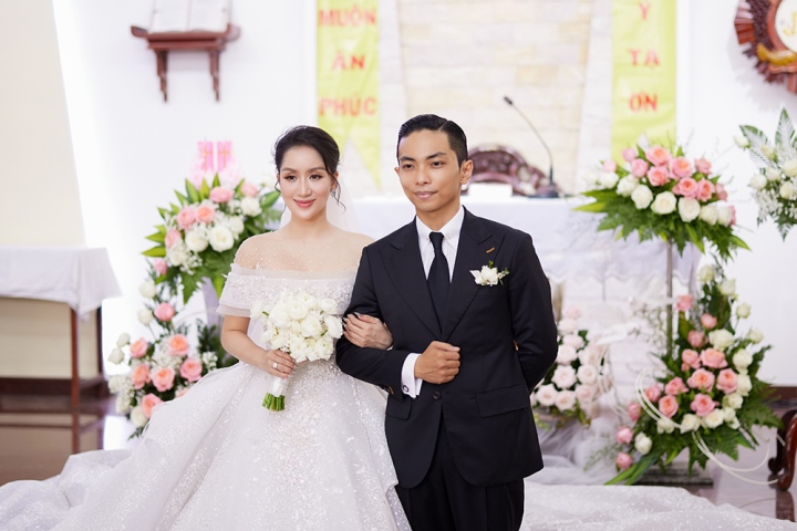 Váy cưới của Khánh Thi - Ảnh 1.