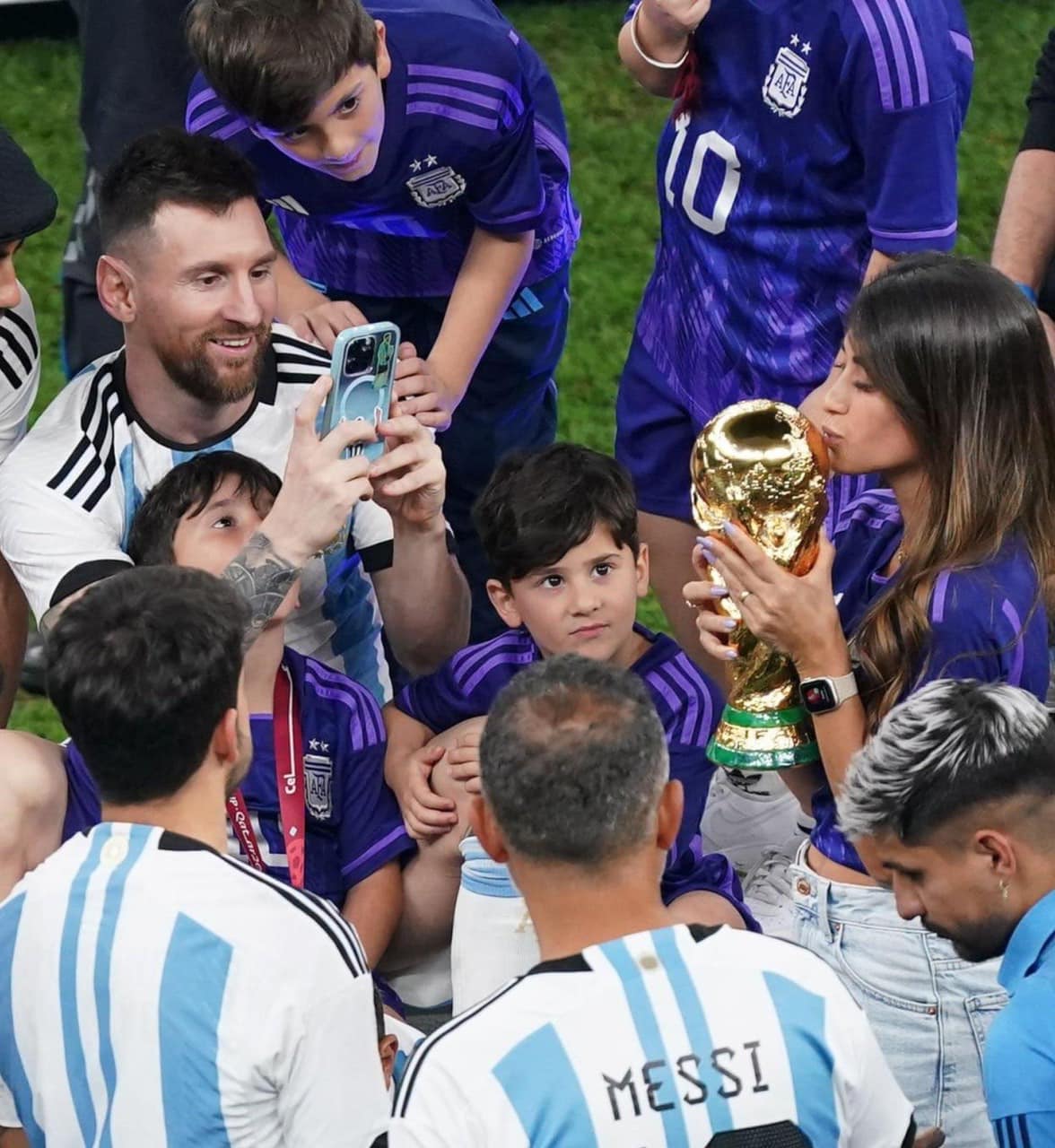 Vô địch World Cup 2022, Messi vẫn phải phục vụ vợ sống ảo - Ảnh 1.
