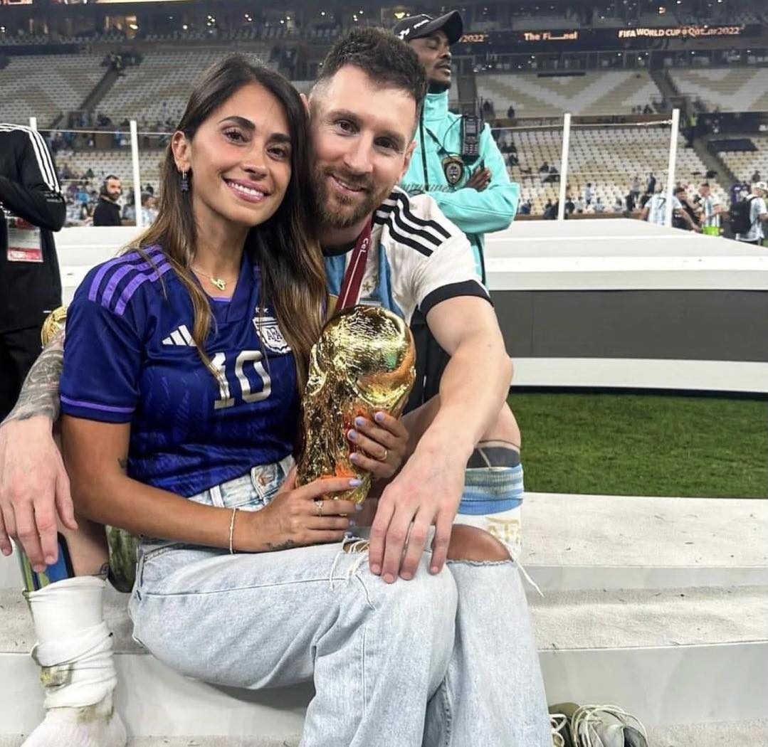 Đây là khoảnh khắc đáng nhớ nhất trong sự nghiệp của Messi. Anh ấy đã trở thành nhà vô địch World Cup và cảm nhận được cảm giác hạnh phúc không tả được. Bức ảnh của anh ấy hôn cúp vàng đã trở thành biểu tượng của sự thành công và động lực cho ai muốn theo đuổi ước mơ của mình.
