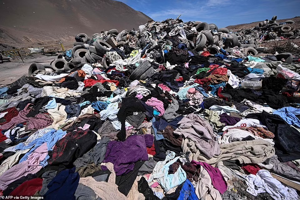 Sa mạc Atacama: Nơi được ví như &quot;Sao Hỏa của Trái đất&quot; biến thành bãi rác khổng lồ minh chứng cho sự dư thừa của nhân loại - Ảnh 2.