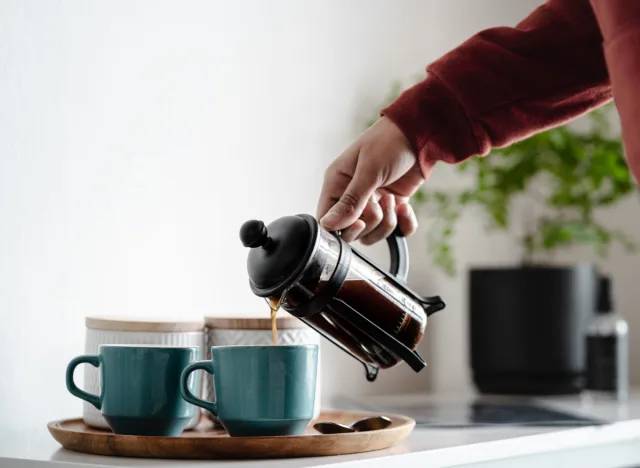Cà phê có lợi cho sức khỏe nhưng uống theo 2 cách này có thể rút ngắn cuộc sống của bạn - Ảnh 1.