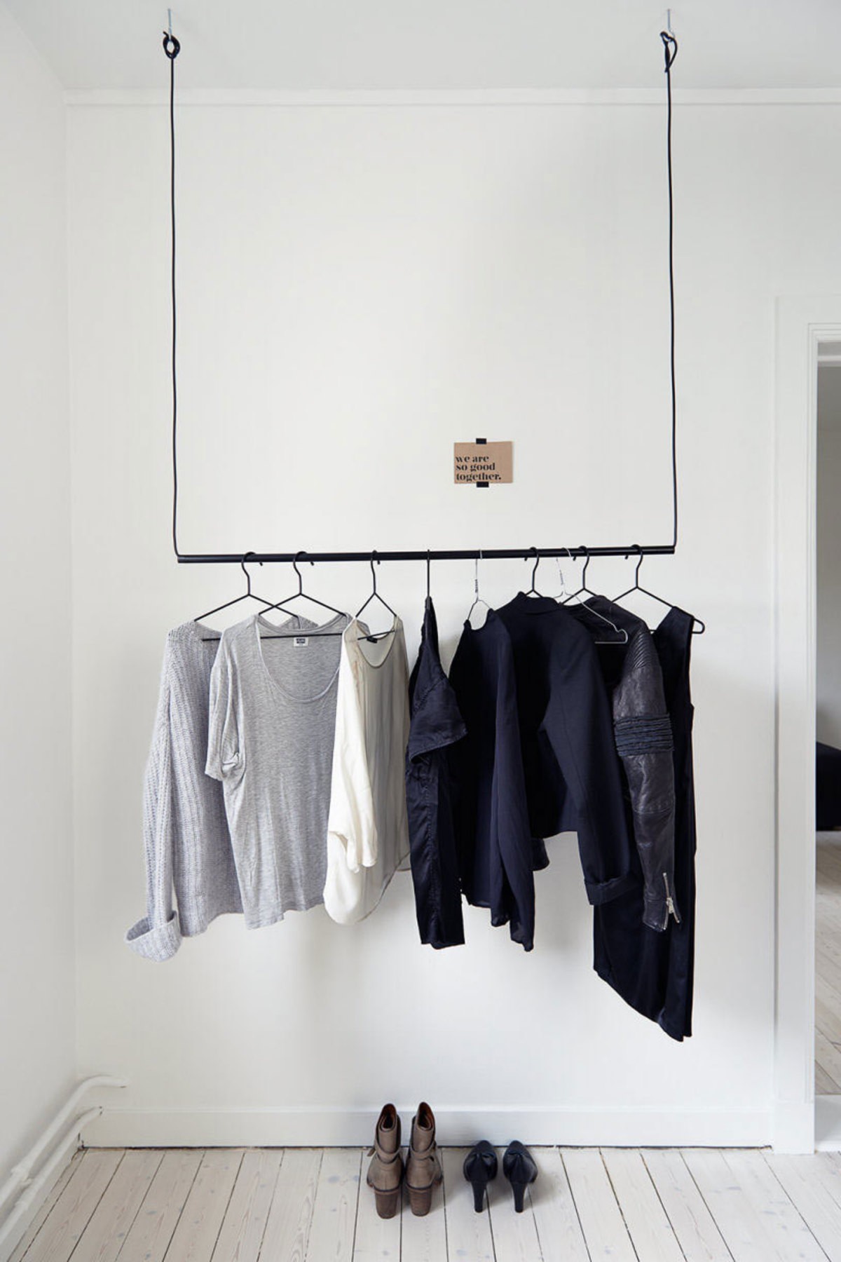 3 ý tưởng lưu trữ quần áo không cần tủ, cực thích hợp với nhà ở hiện đại - Ảnh 9.